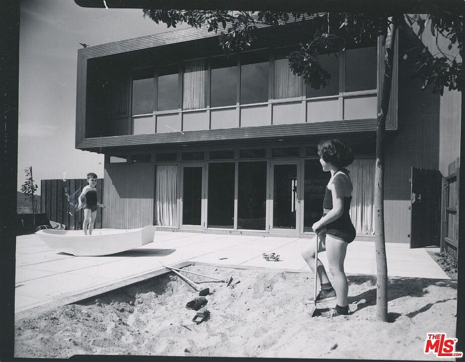 2nd image of 3499 Beverly Glen Blvd
