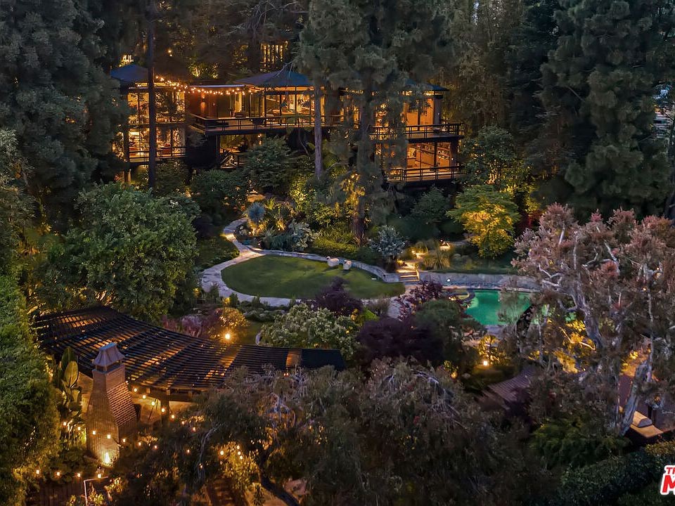 22nd image of 900 Napoli Dr